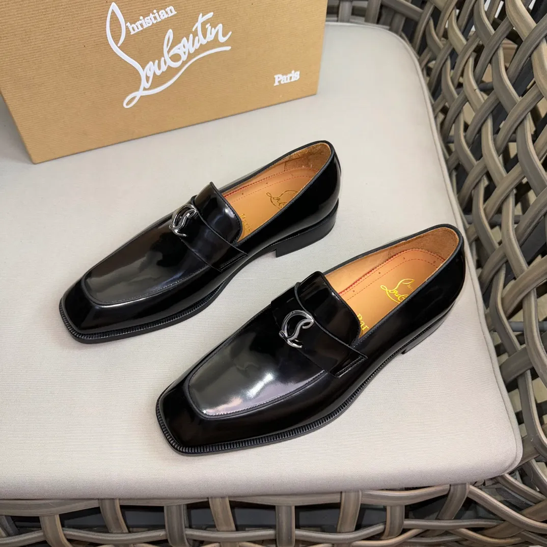 [CL red-soled shoes] Top P: 1020💰 Size 39-44 (⚠️38.45.46 custom-made, non-refundable and non-exchangeable) 🆑High-end men's business formal leather shoes, classic red-soled shoes | Fabric: Original imported first-layer cowhide, iconic rivet decoration | Lining: water-dyed cowhide lining Outsole: red cowhide outsole imported from Italy Brand: Christia*.Loubouti* 🆑 High-end men's business dress shoes | classic red soled shoes | Upper: original imported first layer cowhide iconic rivet decoration | Linning: Water dyed cow skin inner Outsole: red cowhide outsole imported from Italy Size: 39-44 (38.45.46 customized) Brand: Christia*.Loubouti*